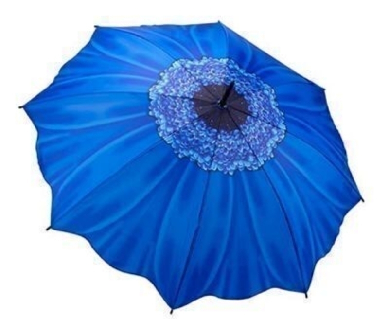 Another fantastic design from Galleria, with detailing second to none. The illustrated design on the fabric features a blue daisy covering the entire umbrella which makes it very eye catching. Featuring virtually unbreakable fibreglass ribs, fully automat